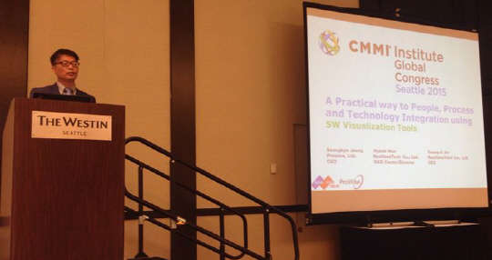 지난 12일 미국 시애틀에서 열린 CMMI글로벌콘퍼런스에서, 국내 업체 리얼타임테크 프로세스 개선 업무를 컨설팅한 프로와이즈 정성규 대표가 한국형 SW공학 성공사례를 발표하고 있다.